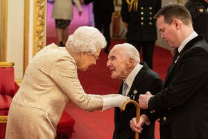 Королева Елизавета вручила награды в перчатках. Впервые за много лет