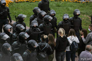 Протесты в Минске: полицейские рвут свою форму. Видео